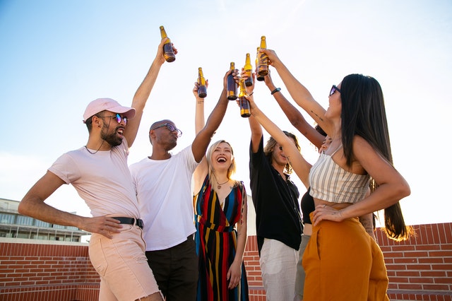 people cheersing na beer not buying into its myths